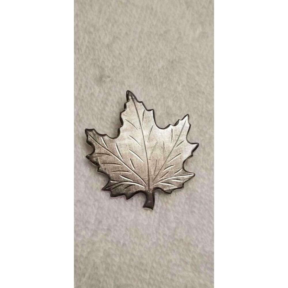 Vintage Silver-Tone Maple Leaf Brooch – Nature Inspired Leaf Pin